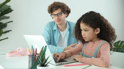 American daughter learning to coding and writing engineering prompt. Pedagogy. Foto stock