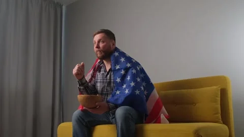 American eats chips and watches rugby Vidéo 171457187