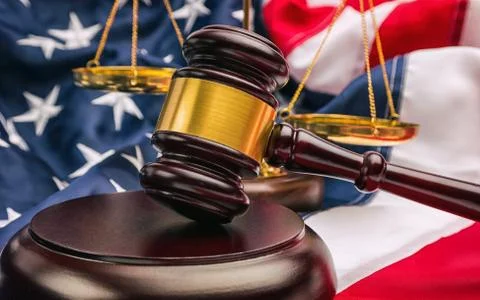 American flag and golden scale with a judge's gavel symbolizing the American Foto stock