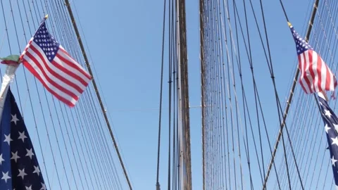 American flag on Brooklyn Bridge to Manhattan, New York City. Patriotic symbol 库存影片 289533486
