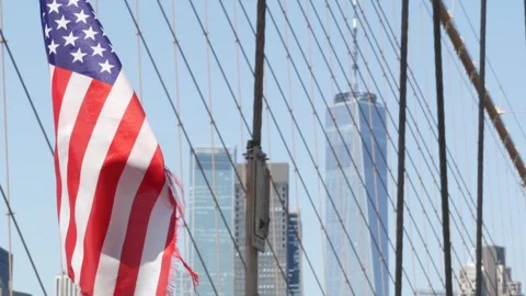 American flag on Brooklyn Bridge to Manhattan, New York City. Patriotic symbol 库存影片 294160976