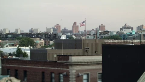 American flag on Brooklyn rooftop. Vídeo Stock 75261725