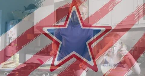 American flag design pattern and pulsating star over caucasian mother and Foto stock