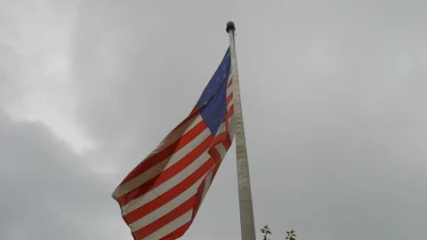 American Flag dynamic shot grey sky Vídeos de archivo 95040378