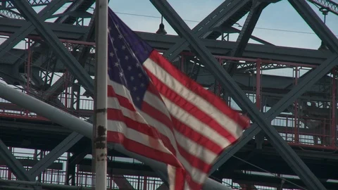 American flag on flag pole waving in breeze with Williamsburg Bridge, day. Vídeo Stock 110919185