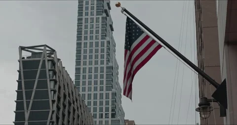 American Flag Flying (no wind), NYC Buildings in the Background Vidéo 152725534