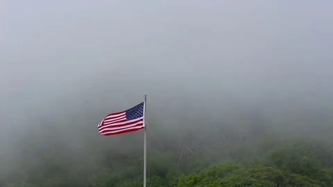 American flag flying in the wind while clouds move behind it. Vídeos de archivo 76896165