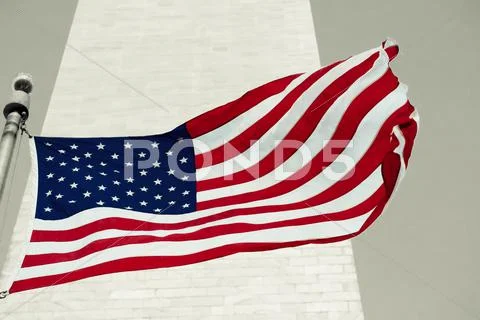 American flag in front of the Washingtom Monument in Washington Stock Photos