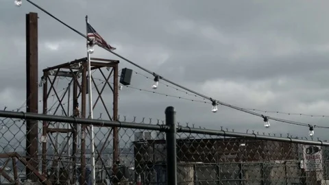 American flag, light bulbs chains and overcast sky in Brooklyn, New York City. Vídeo Stock 75326869