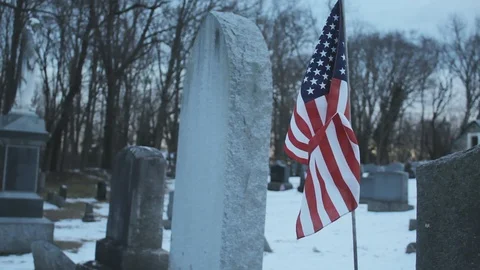 American Flag next to a Tombstone Vídeos de archivo 85964595