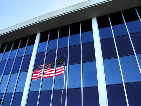 American Flag Reflected in Windows of County Courthouse Foto stock