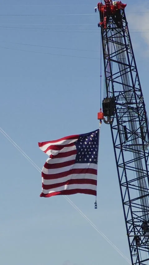 American flag waving from construction crane 스톡 동영상 344804585