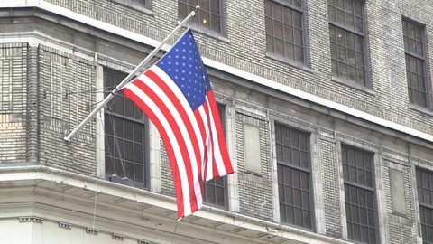 American flag in the wind with building background, New York Vídeos de archivo 128652161
