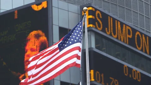 American flag in the wind with screens in the background, Times Square, New York Vídeos de archivo 128468912
