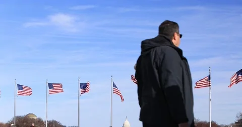 American Flags At Base of Washington, D.C. And U.S. Capitol - Slow Motion Stockbeeldmateriaal 171096228