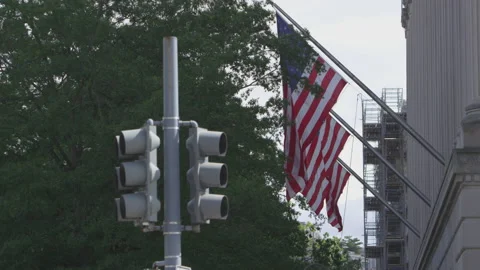 American Flags Fly on the Side of Downtown Washington D.C. Building Vídeos de archivo 208751715