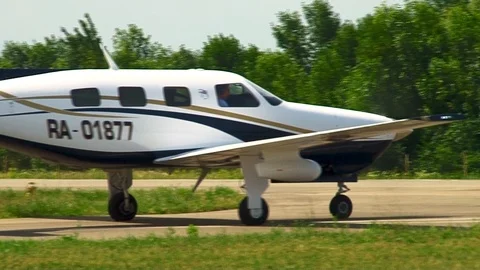American light single-engine aircraft Piper PA-46 taxi to runway and stop. Stock Footage 106491822