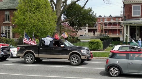 American pride, Let PA Get Back to Work, protesters in parade picket in Vídeos de archivo 129313629