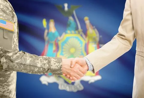 American soldier in uniform and civil man in suit shaking hands with USA stat Foto stock