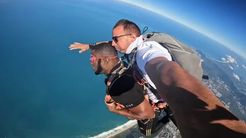 An American tourist make skydiving with the Instructor Vidéo 210867363