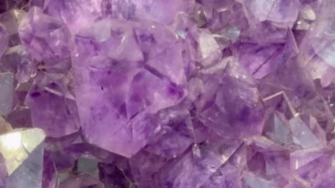 Amethyst Crystal Close‑Up with Shimmering Facets Stock-Footage 336468166