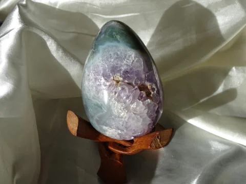 Amethyst egg 스톡 사진