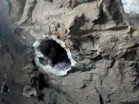 An amethyst geode in the ceiling at the Wanda mines in Misiones, Argentina Foto stock