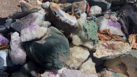 Amethyst Geode Fragments Piled in Sunlight Close Up 库存影片 332823421