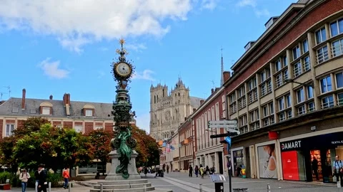 Amiens Dewailly Clock, Horloge Dewailly, with Cathedral in background 스톡 동영상 221281117