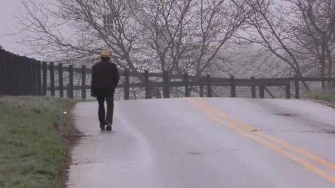 Amish man walking down road, Lancaster county, Pennsylvania, USA Vidéo 106290832