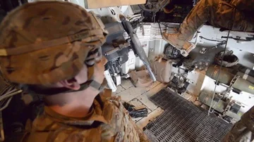 Ammunition handler pulls trigger on cannon of Paladin Howitzer 動画素材 85559749