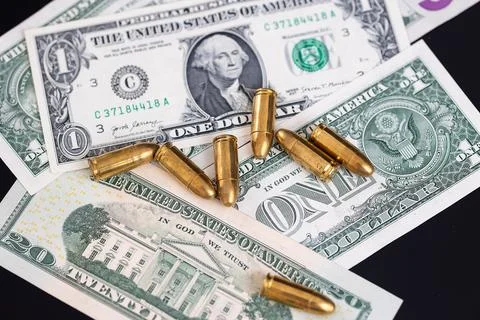 Ammunition on US Dollar Banknotes 库存照片