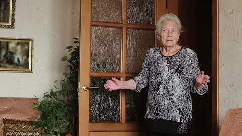 Amnesia and memory loss. the old woman does not recognize the place of residence 動画素材 92523218