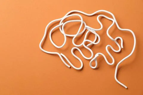 Amnesia problem. Brain made of wires on orange background, top view. Space .. 스톡 사진