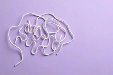 Amnesia problem. Brain made of wires on violet background, top view. Space .. 스톡 사진