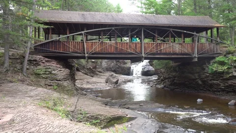 Amnicon Falls Covered Bridge and Waterfall Vídeos de archivo 116011429
