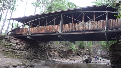 Amnicon Falls Covered Bridge Vídeos de archivo 116011399