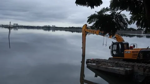 Amphibious-excavator-in-a-lake Stock Footage 139667634