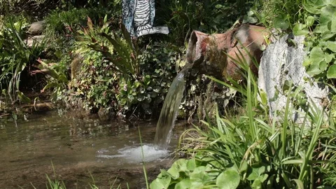 Amphora with flowing water Vidéo 107193418