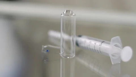 Ampoule. Syringe. Stockbeeldmateriaal 262613874