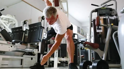 Amputee athlete warm up exercise Video stock 276948005
