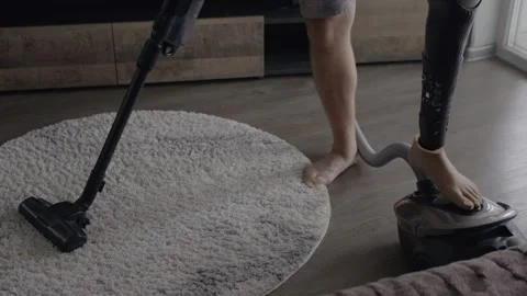 Amputee Doing Household Chores Using Prosthetic Limb Vidéo 317899845