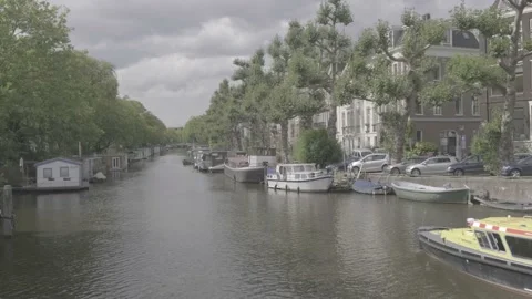 Amsterdam canal Stockbeeldmateriaal 138498366