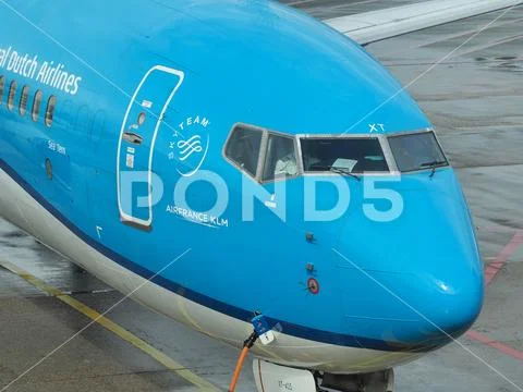 Amsterdam, Nederland, Schipol Airport. KLM Boeing 737, close up to the cockpit Stock Photos