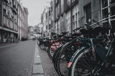 AMSTERDAM, NETHERLANDS - Apr 05, 2018: Bicicletas aparcadas en Ámsterdam Stock Photos