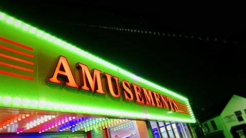Amusement Arcade Marquee Sign Chasing Lights at Night on UK Beachfront Видео 168936752