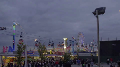 Amusement park and rides on a cloudy early evening. 4K UHD. Vídeos de archivo 54269374