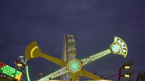 Amusement park ride on a cloudy early evening. 4K UHD. Vídeos de archivo 54289633