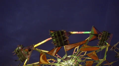 Amusement park ride on a cloudy early evening. 4K UHD. 스톡 동영상 54293241