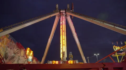 Amusement park ride on a cloudy early evening. 4K UHD. Vídeo Stock 54295046